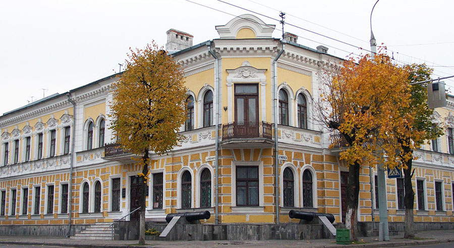 Пушка у музея в Бресте