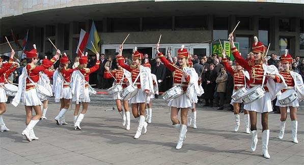 Творческий номер на открытии выставки «Содружество-2003»