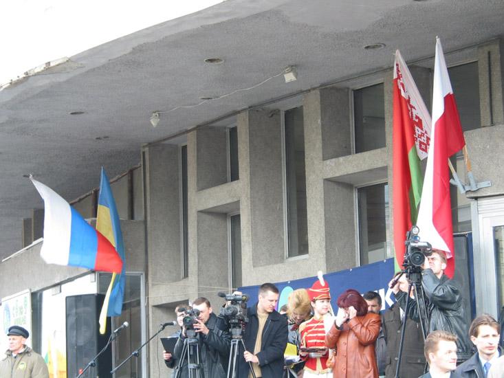 Осмотр экспозиций на выставке «Брест. Содружество-2004»