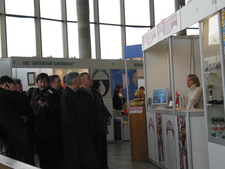 Посетители у выставочных стендов в кинотеатре «Беларусь»