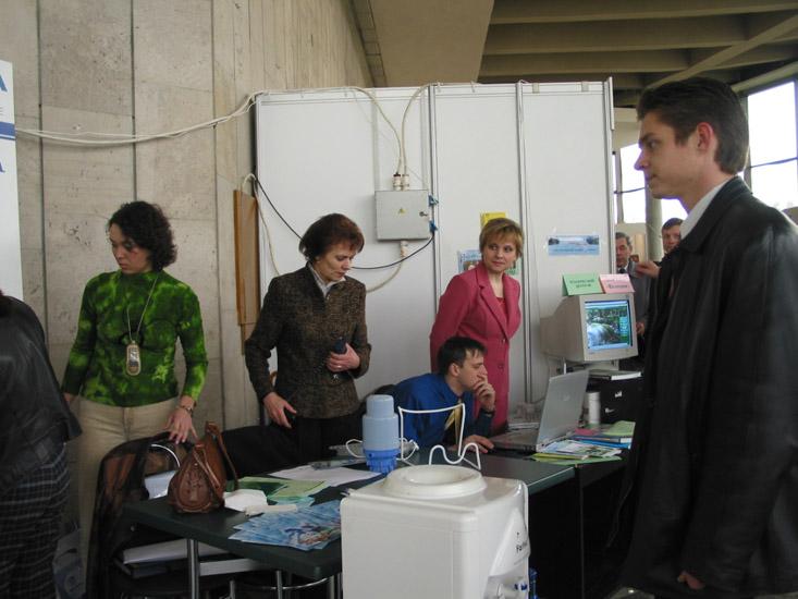 Экспозиции участников на открытии выставки