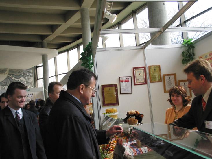 Константин Сумар знакомится с участниками выставки