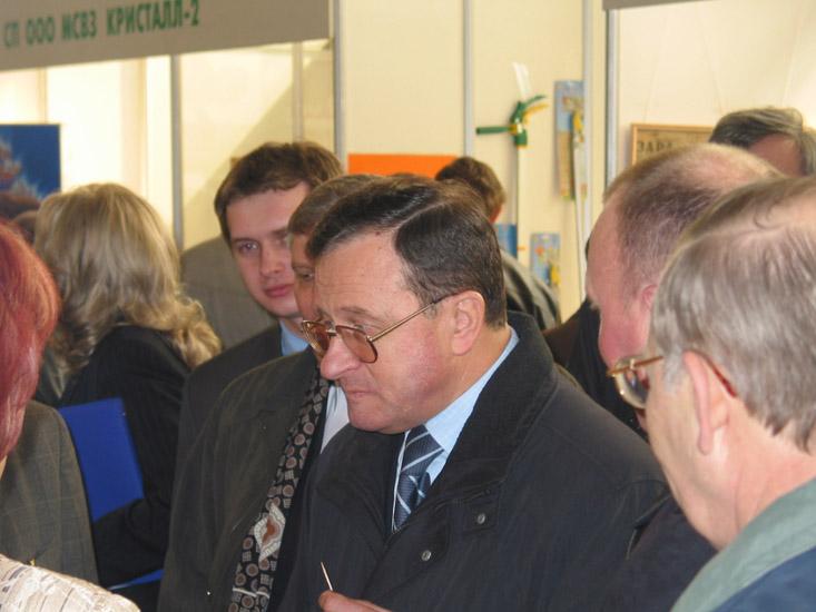 Посетители у тематических разделов выставки