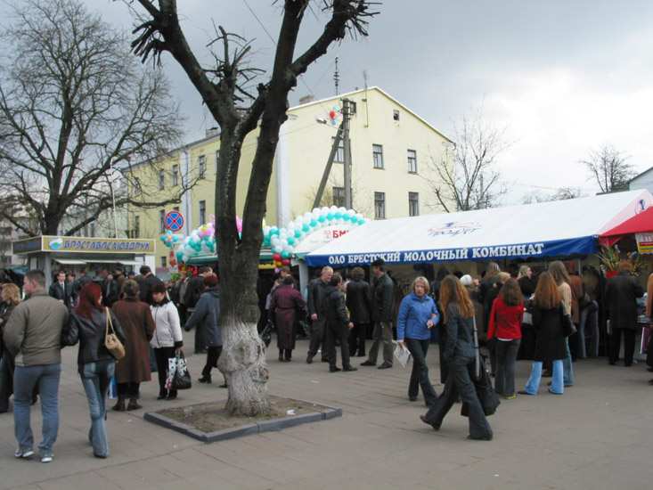 Торговые точки у выставки «Содружество-2004»