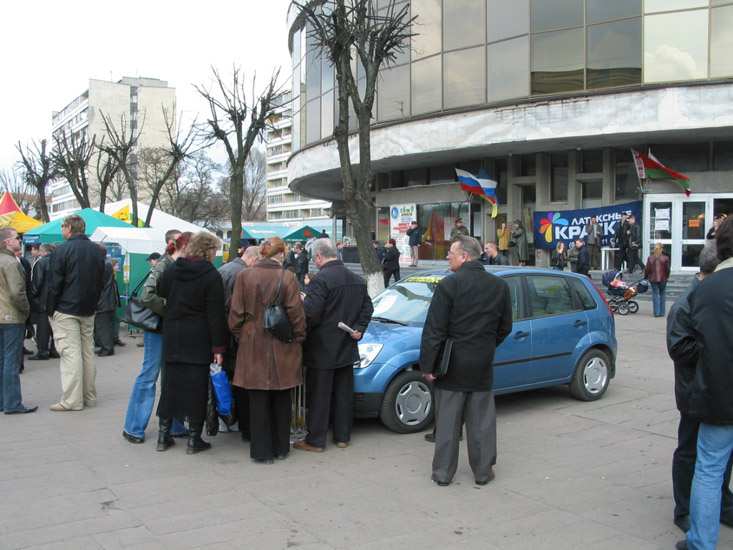Посетители ярмарки у выставочного комплекса