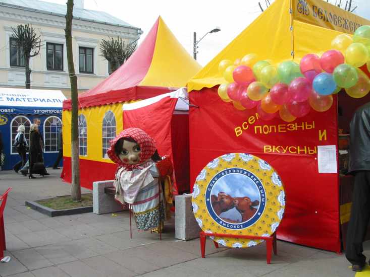 Работа торговых площадок выставки в центре Бреста