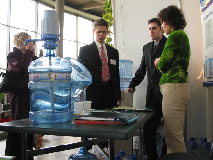 Выставочные стенды участников из других городов и стран