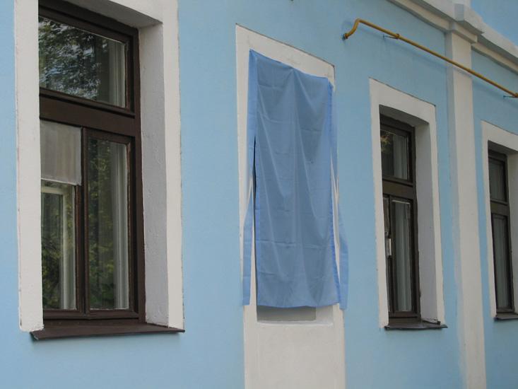 Занавес перед открытием мемориальной доски