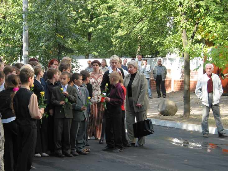 Школьники на церемонии открытия мемориальной доски
