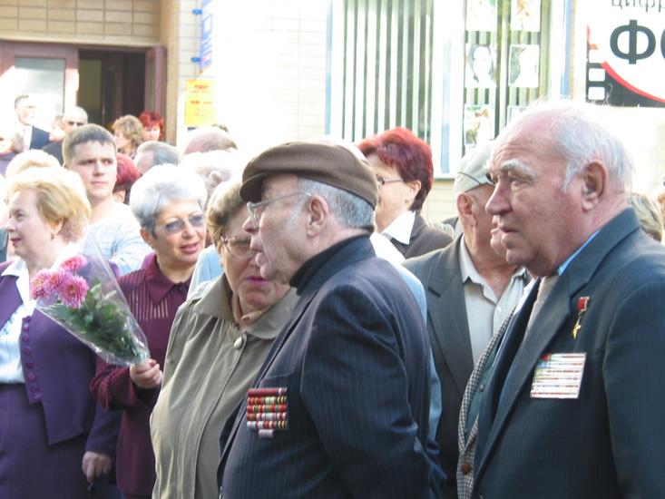 Аркадий Бляхер на церемонии открытия мемориальной доски