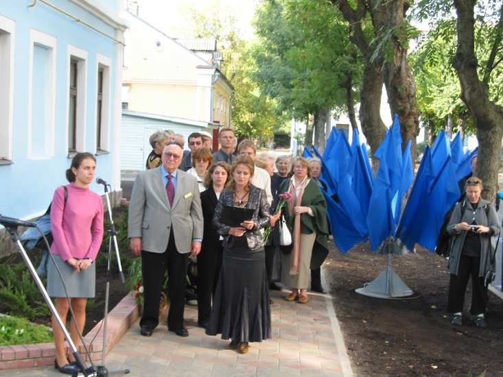 Иностранные гости на церемонии открытия мемориальной доски