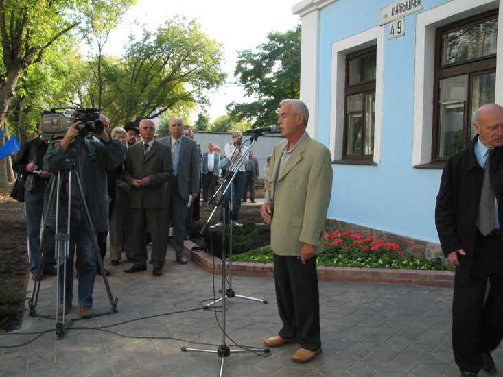 Цви Манн выступает на церемонии открытия мемориальной доски