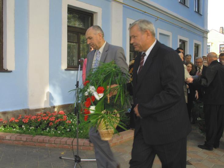 Возложение цветов к мемориальной доске Менахему Бегину