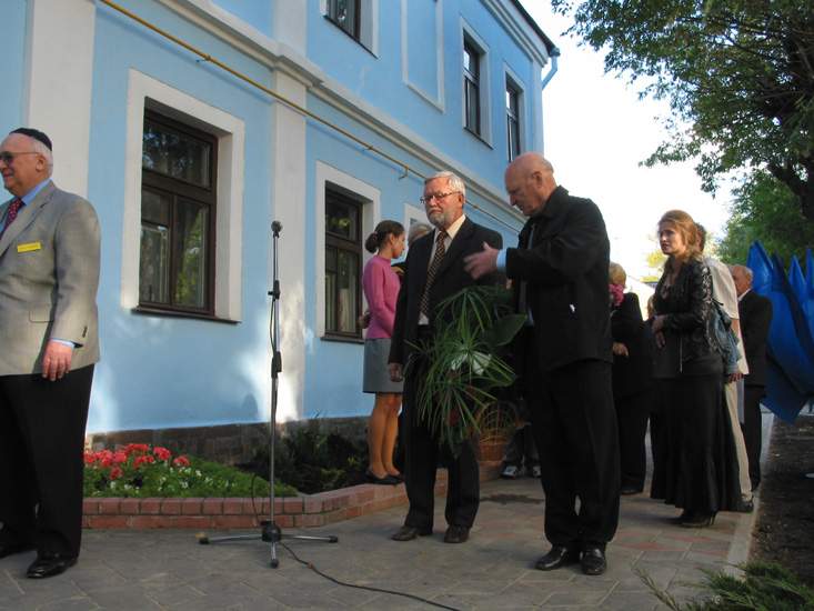 Корзины цветов у мемориальной доски Менахему Бегину