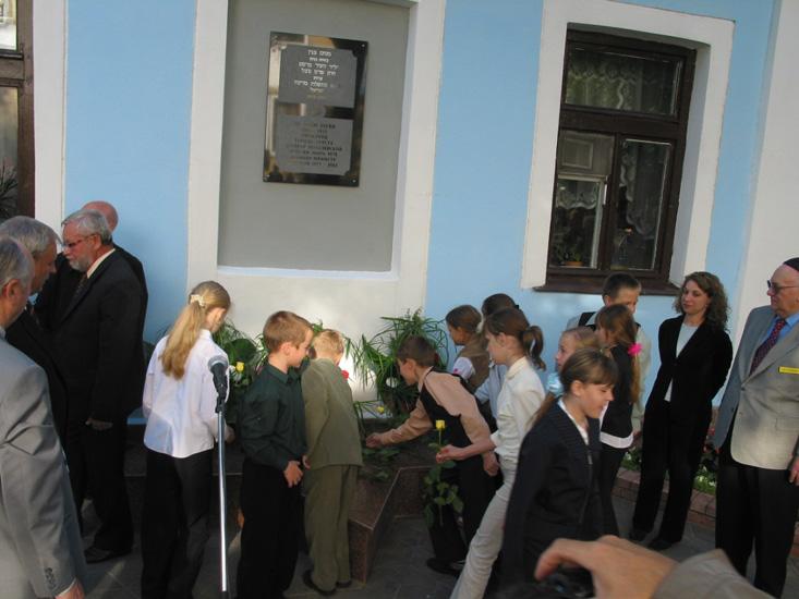 Участники возлагают цветы к мемориальной доске