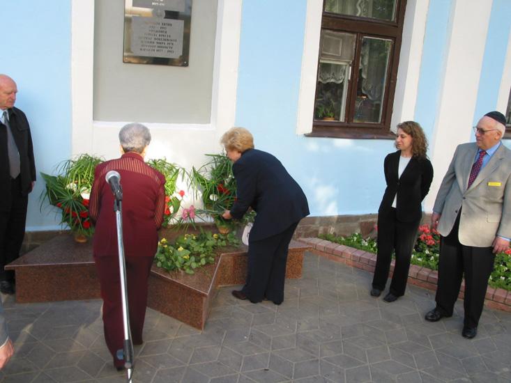 Цветы у мемориальной доски Менахему Бегину