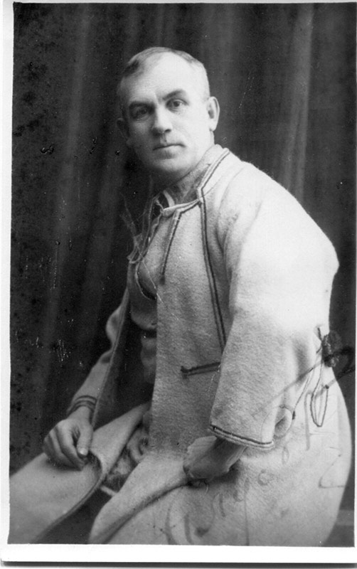 Владислав Голубок в сценическом костюме, фотография 1929 года