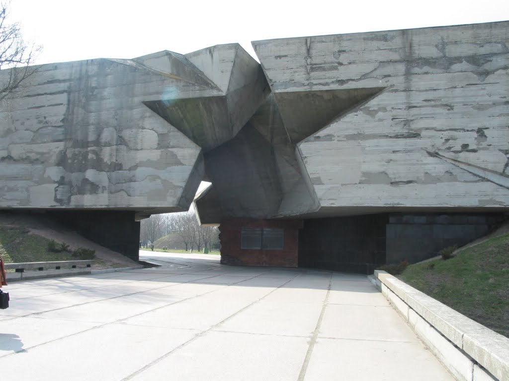 главный вход в мемориал Брестская крепость в форме звезды