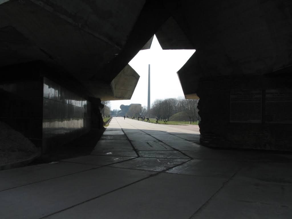 вид из тоннеля главного входа на обелиск Брестской крепости